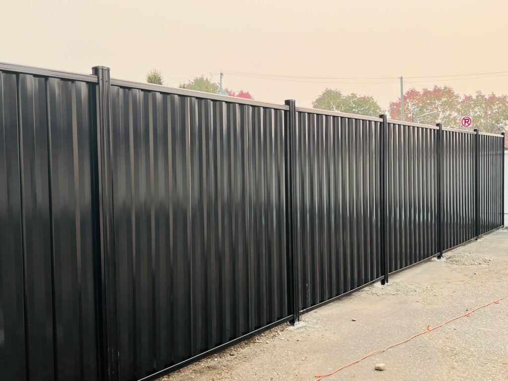 How Much to Charge to Build a Metal Fence?